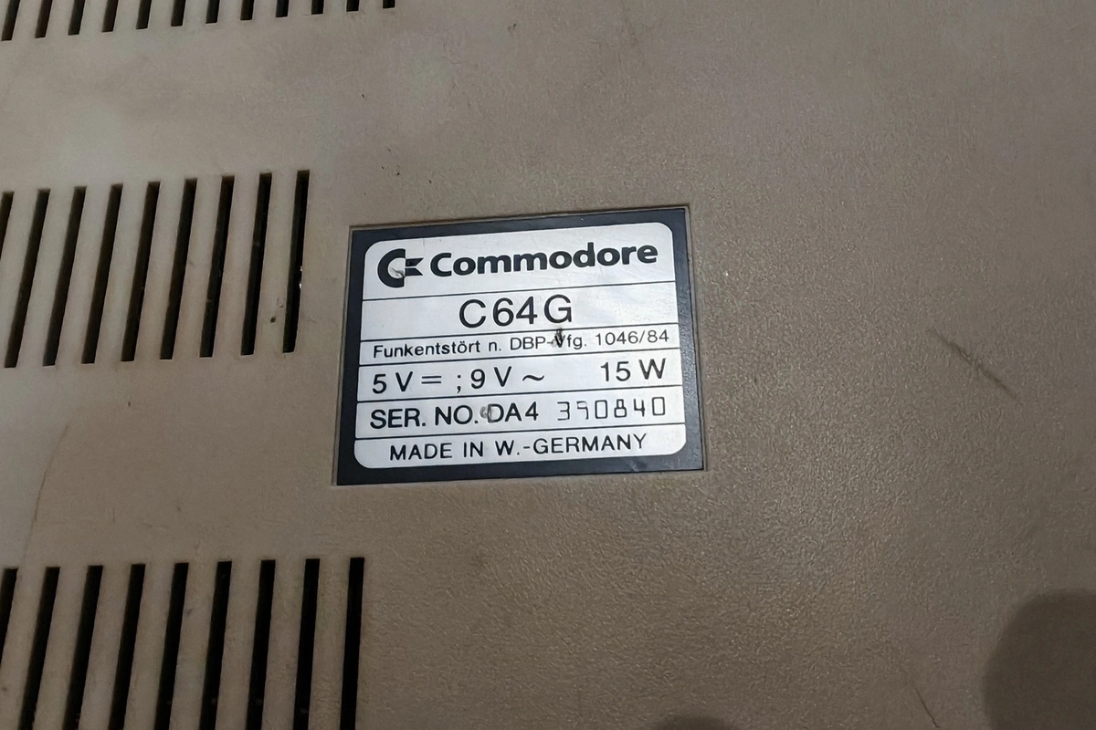 Nalepnica modela Commodore 64 C64G na donjoj strani računara