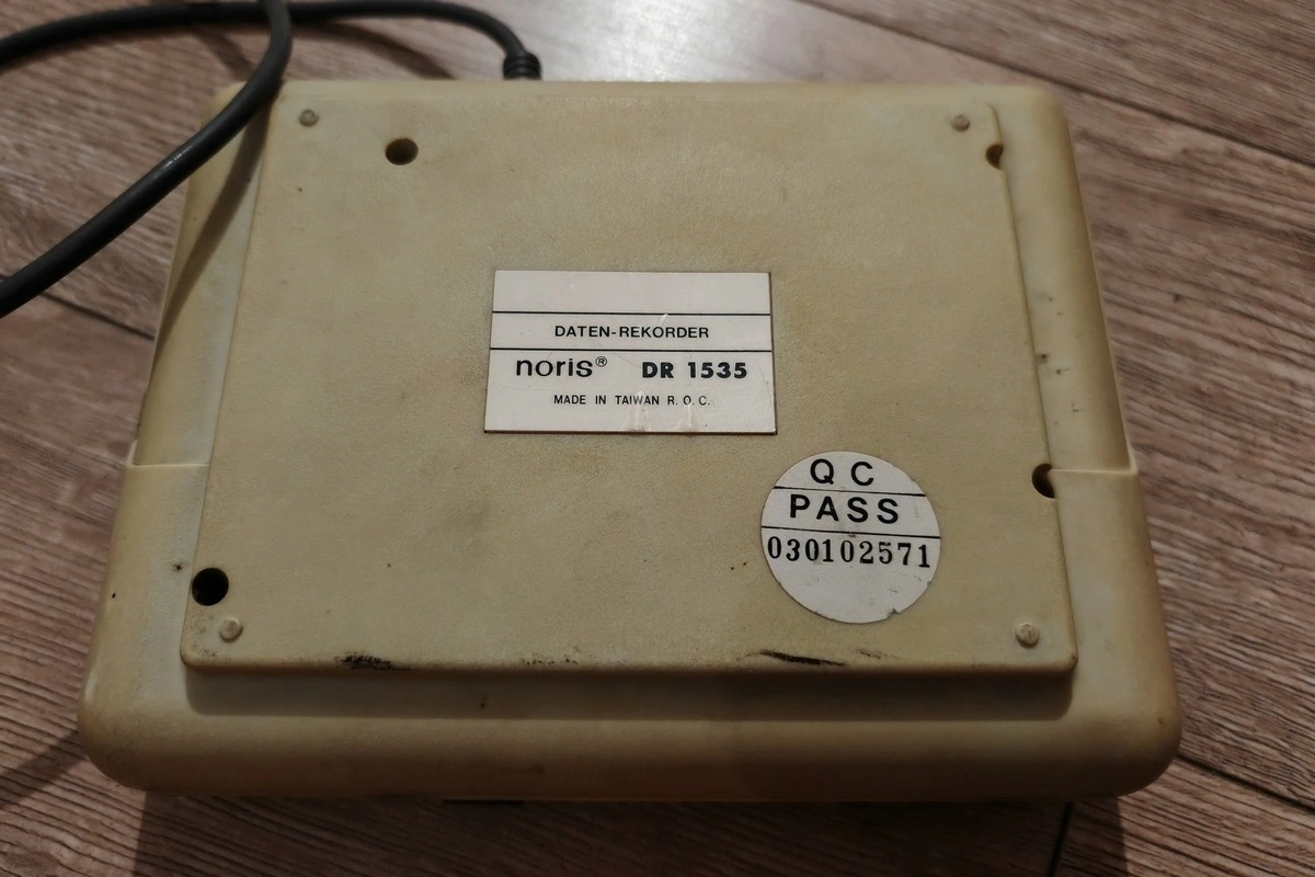 Nalepnica na donjoj strani kasetofona za Commodore 64 koji se koristio za učitavanje igrica sa kaseta