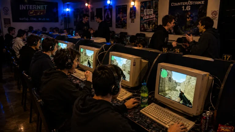 LAN partija Counter Strike na Dust2 mapi u internet kafiću iz 2000-ih