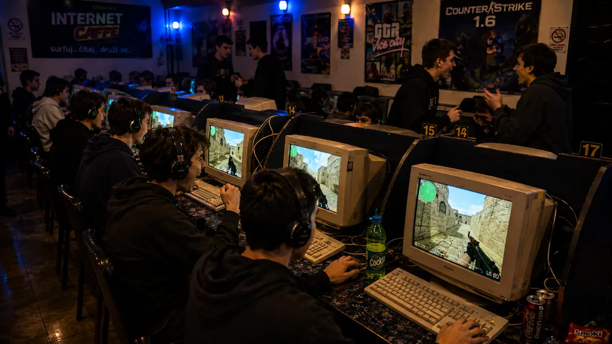 LAN partija Counter Strike na Dust2 mapi u internet kafiću iz 2000-ih