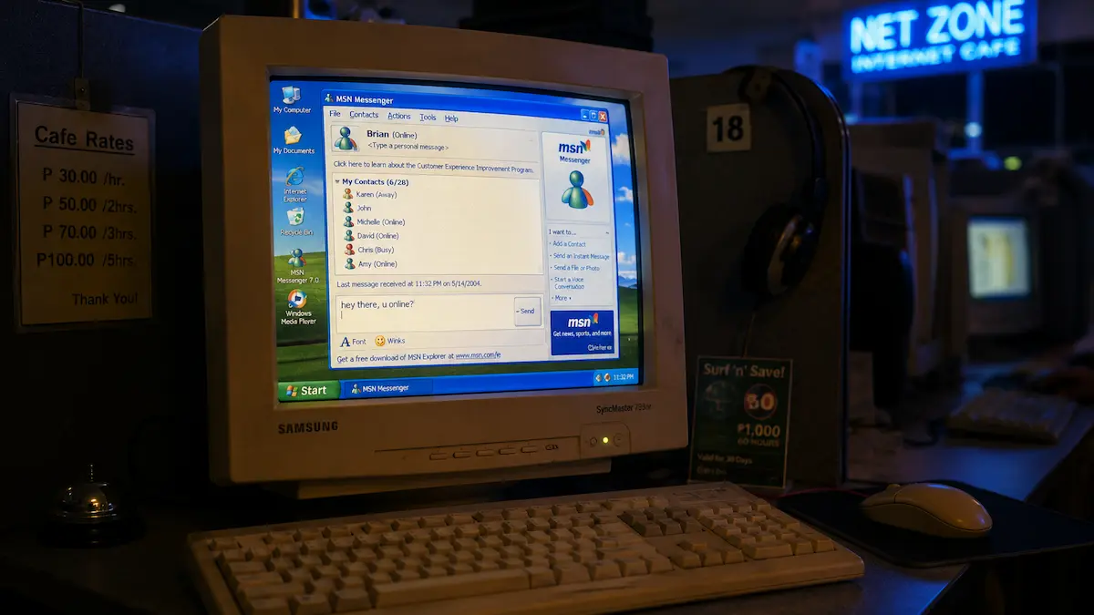 MSN Messenger na CRT monitoru u internet kafiću iz 2000-ih