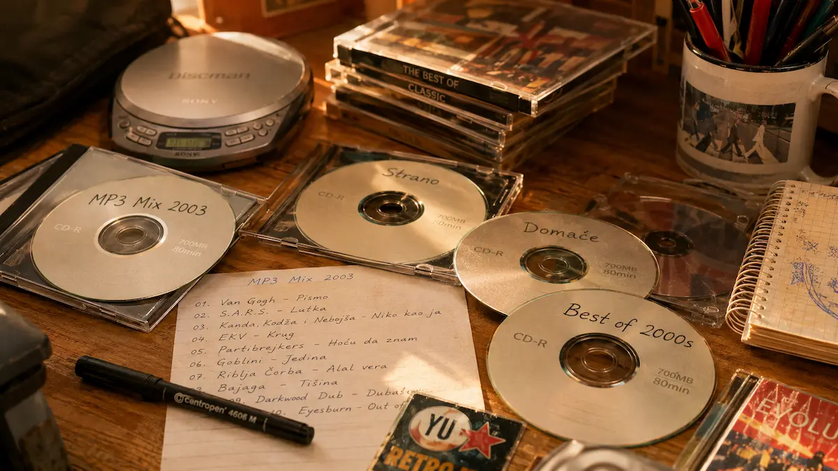 Discman i MP3 CD-ovi kao kolekcija iz 2000-ih na stolu