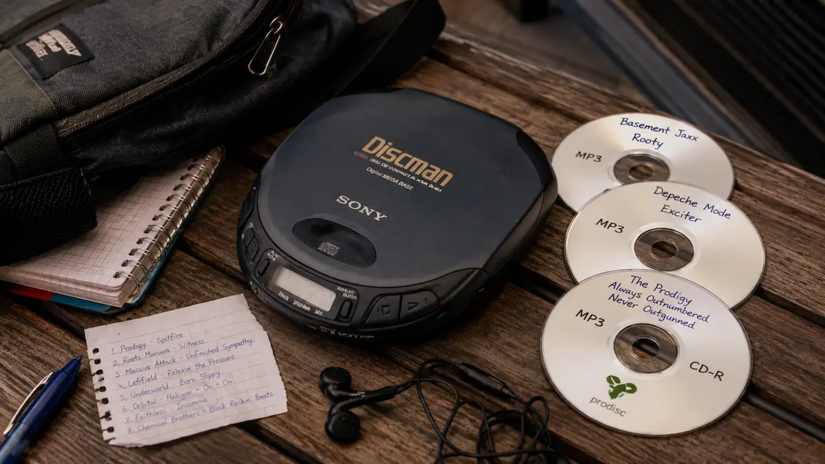 Discman i MP3 CD-ovi za putovanje sa slušalicama i spiskom pesama