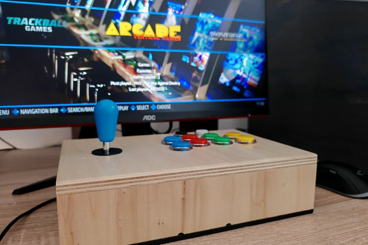 USB retro arkadni džojstik povezan sa gejming računarom