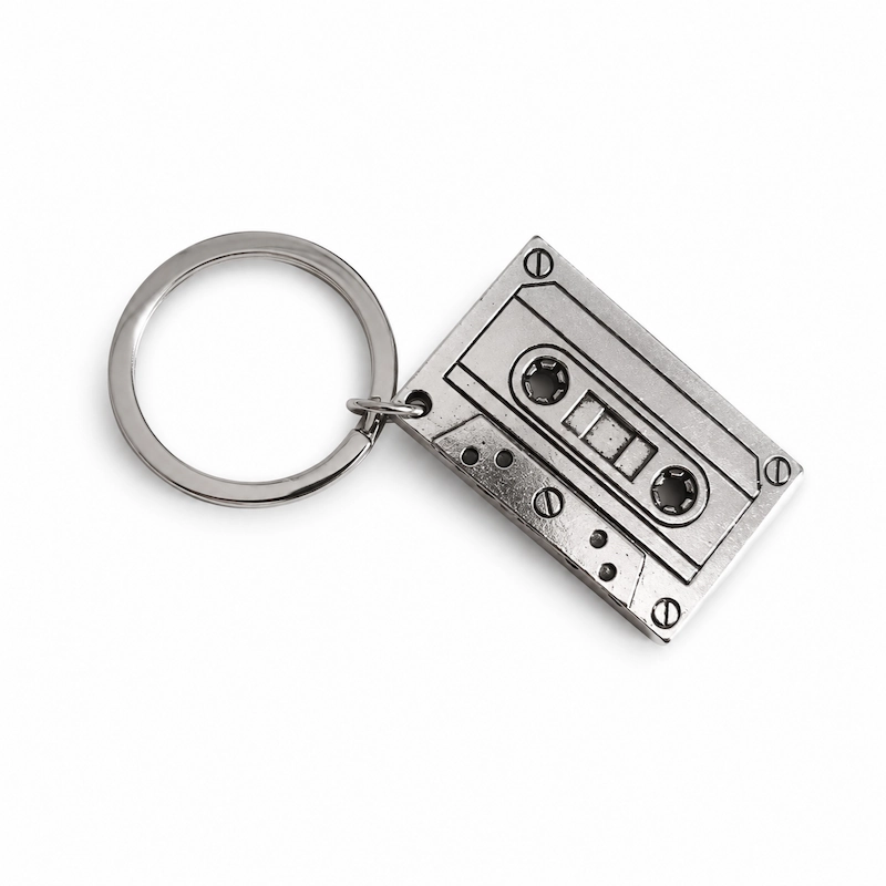 Jeftini retro poklon u obliku metalnog priveska audio-kasete