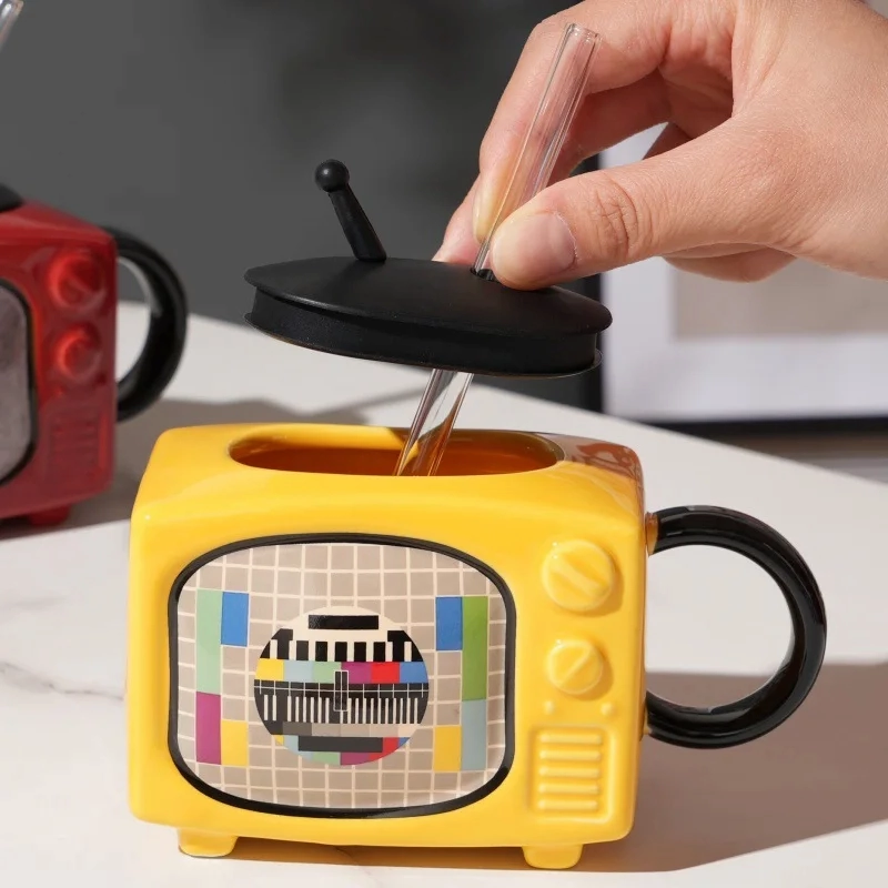 Žuta retro šolja u obliku starog CRT televizora