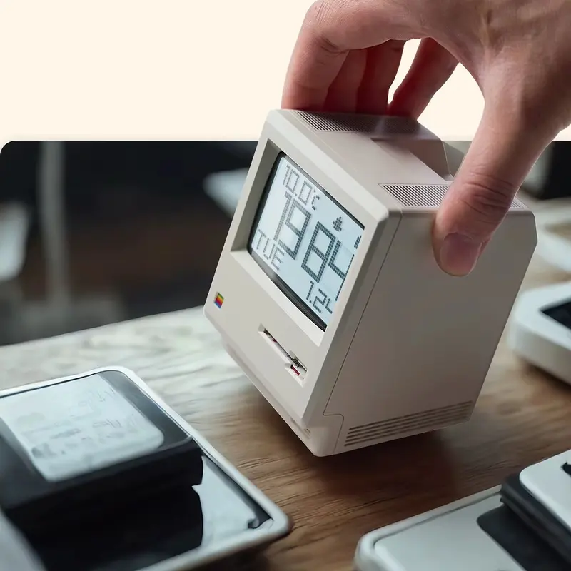 Retro sat u obliku malog računara sa robotom